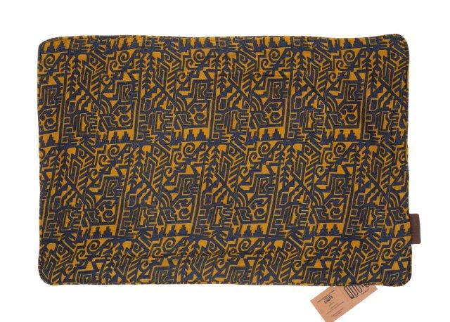 Seidenkissenbezug 60x40 cm in dunkelblauen und goldenen geometrischen Mustern, orientalisches indisches Sari-Kissen mit Vintage-Boho-Ausdruck.