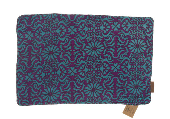 Einzigartiger Seidenkissenbezug 60x40 cm in tiefem Türkis und Dunkelviolett mit orientalischem Suzani-Ornamentmuster im farbenfrohen Boho-Vintage-Stil.