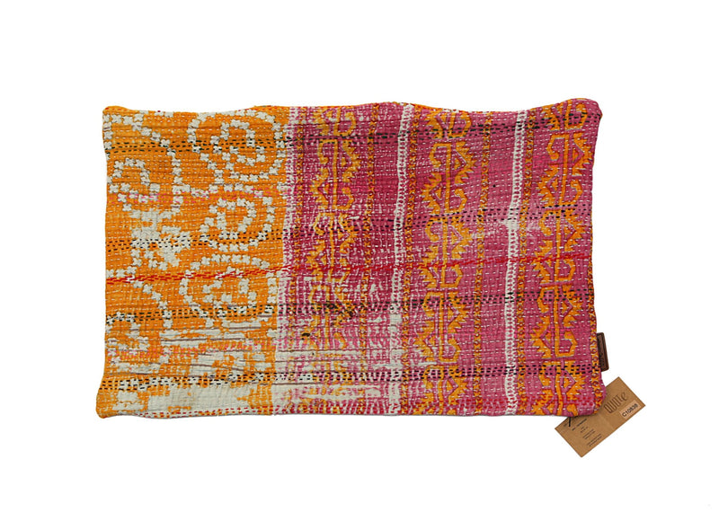 Farverigt Sari Kantha pudebetræk med intrikate mønstre i orange og pink nuancer. Vælg denne pude for et håndlavet, unikt og kunstnerisk udtryk i dit hjem. Størrelse: 60 x 40 cm.