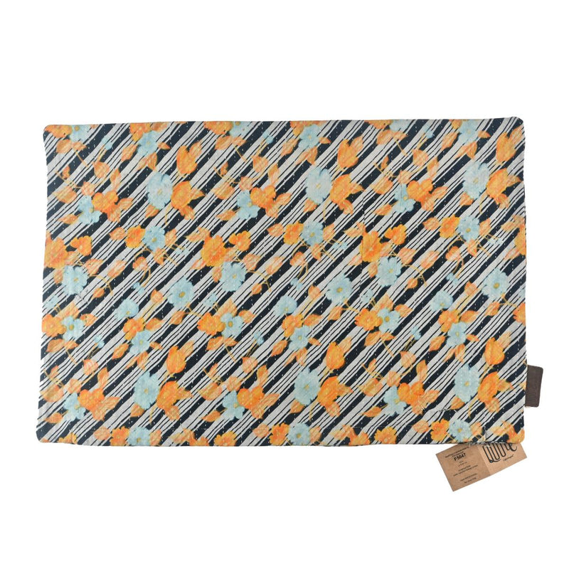 Pudebetrækket har et Sari Kantha design med orange og blå blomster på sorte og hvide diagonale striber. Vælg denne pude for et unikt og livligt præg i din indretning. Størrelse: 60 x 40 cm.