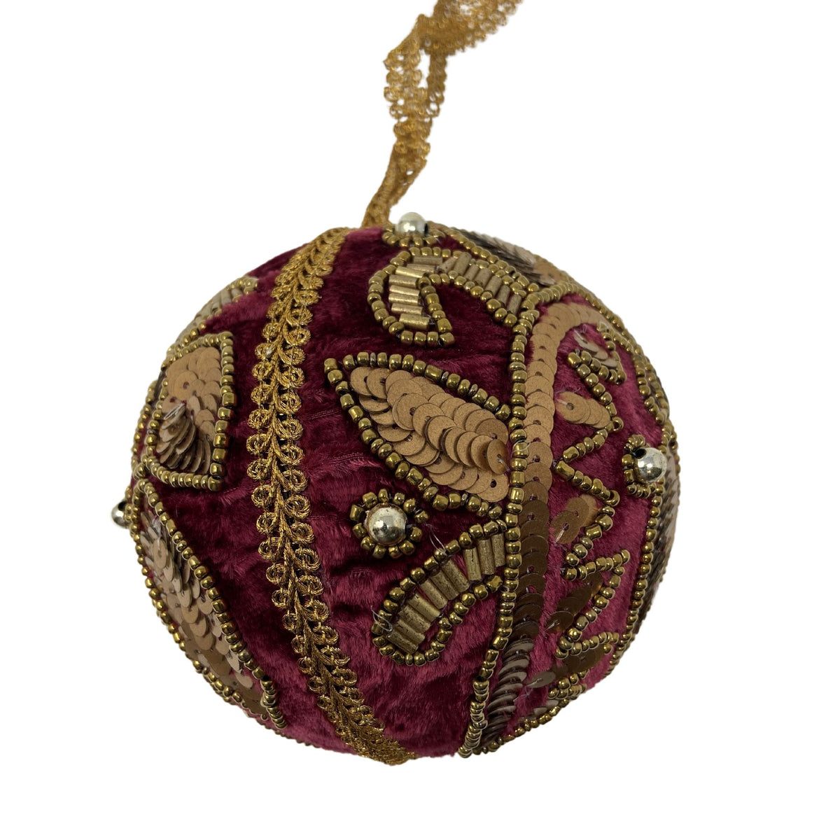 En rød, fritstående julepyntskugle med detaljeret broderi og guldbånd, skabt til at fremhæve juletræets festlige og varme atmosfære.