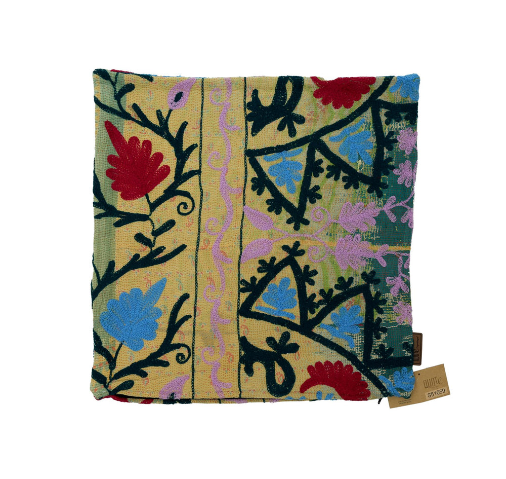 Farbenfroher indischer Sari-Kissenbezug im Boho-Vintage-Stil mit gestickten Blumen in schwarzem Rand, rot, blau und lila auf beigem und grünem Hintergrund