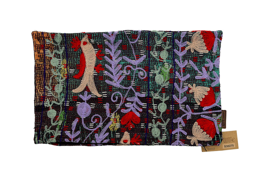 Suzani Kissenbezug 30x50 cm in Dunkelgrün und Schwarz mit farbenfroher orientalischer Stickerei aus violetten Blumen, roten Figuren und beigen Details