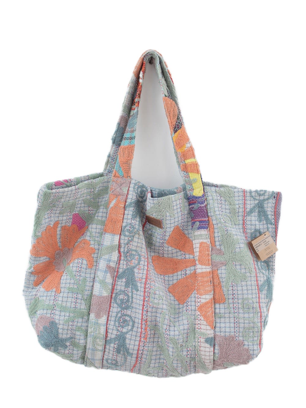 Stor quiltet blomsterprintet tote-taske i pastelblå med orange broderede blomster og patchwork-skulderstropper på hvid baggrund
