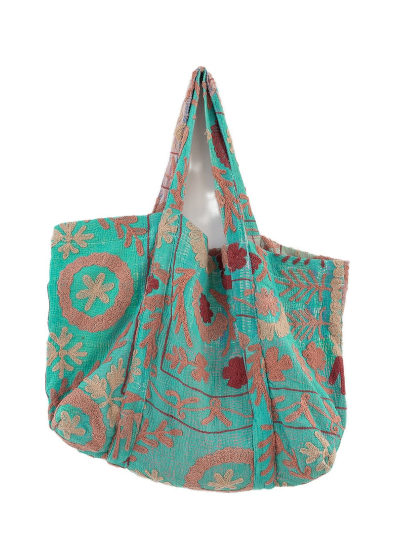 Suzani Vintage Beach dahinter