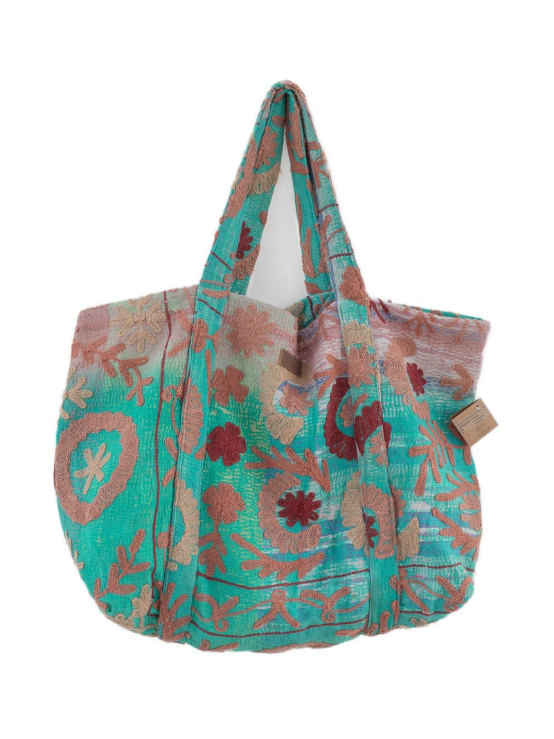 Suzani Vintage Beach dahinter