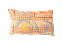 Einzigartiger Suzani-Kissenbezug 30x50 cm in Orange und Koralle mit gelbem und cremeweißem Grund, blaugraue ethnisch-bohemische Stickerei mit markanten geschwungenen Blättern.