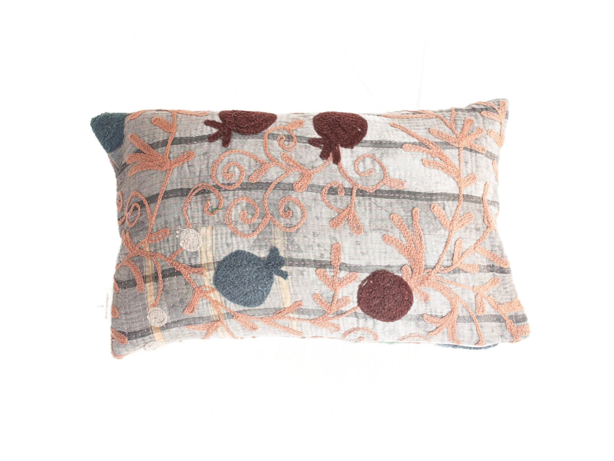 Einzigartiger Suzani-Kissenbezug 30x50 cm aus grauer und weißer Baumwolle mit farbenfroher orientalischer Bohème-Stickerei in Korallenorange, Staubblau und Kastanienbraun.