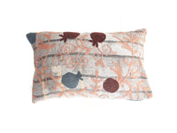 Einzigartiger Suzani-Kissenbezug 30x50 cm aus grauer und weißer Baumwolle mit farbenfroher orientalischer Bohème-Stickerei in Korallenorange, Staubblau und Kastanienbraun.