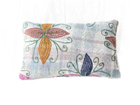 Einzigartiger Suzani-Kissenbezug (30 x 50 cm) mit farbenfrohem Blumenmuster in Weiß, Grün, Ocker, Rosa und Blau sowie geschwungenen ethnischen Details