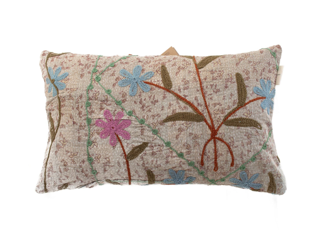 Suzani-Kissenbezug mit hellbeigem Grund und farbenfrohen, gestickten Blumen in Blau, Rosa, Grün und Braun mit einem unverwechselbaren ethnischen Boho-Vintage-Muster
