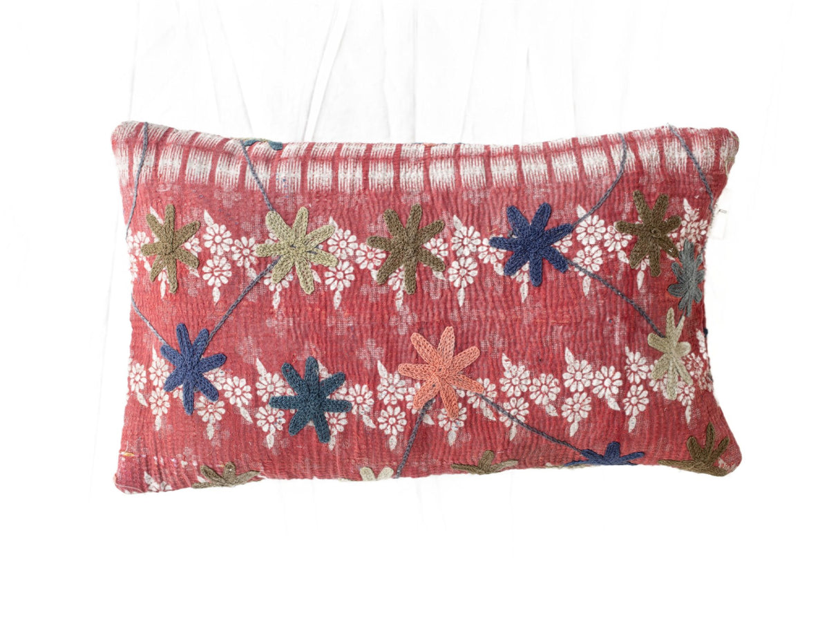 30x50 cm Suzani-Kissenbezug in staubigem Rot mit gestickten Sternblumen in Grün und Blau sowie weißen Blumenmustern für Sari-Kissen, Boho-Kissen.