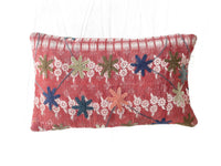 30x50 cm Suzani-Kissenbezug in staubigem Rot mit gestickten Sternblumen in Grün und Blau sowie weißen Blumenmustern für Sari-Kissen, Boho-Kissen.