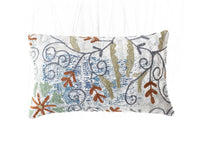 Einzigartiger Suzani-Kissenbezug (30 x 50 cm) mit weißem Grund und farbenfrohem Arabeskenmuster in Blau, Grün und Braun – ein orientalisches Boho-Kissen im indischen Stil.