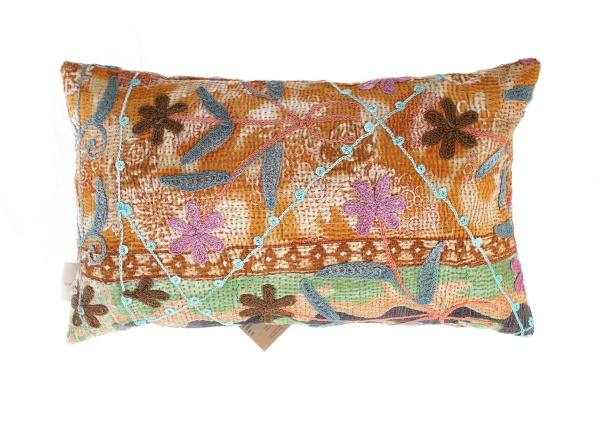 Einzigartiger Suzani-Kissenbezug 30x50 cm mit farbenfroher, bohemischer Vintage-orientalischer Stickerei in Orange, Creme, Blau, Lila und Grün mit Blumenmotiven.