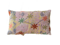 Einzigartiger Suzani-Kissenbezug (30 x 50 cm) in zartem Lila und gedeckten Pastelltönen mit gestickten Sternblumen in Orange, Grün, Gelb und Rostrot – Boho-Vintage-Ethno-Stil.