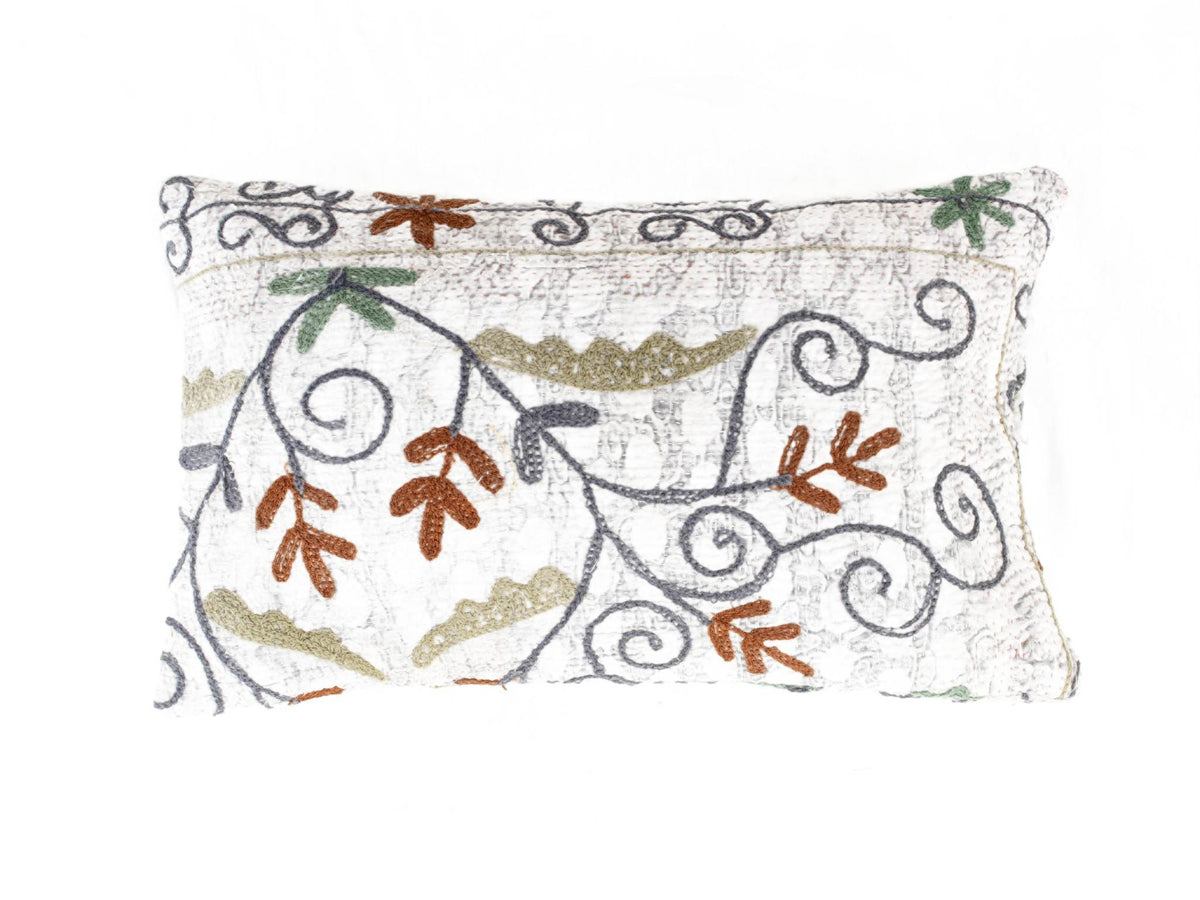 Suzani Kissenbezug 30x50 cm in Creme mit farbenfrohen, gestickten Wickelmustern und Blättern in Dunkelblaugrün und Rostrot, Boho-Vintage-Oriental-Stil.