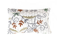 Suzani Kissenbezug 30x50 cm in Creme mit farbenfrohen, gestickten Wickelmustern und Blättern in Dunkelblaugrün und Rostrot, Boho-Vintage-Oriental-Stil.