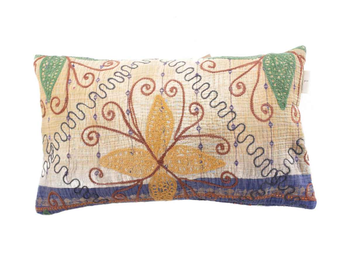 Einzigartiger Suzani-Kissenbezug (30 x 50 cm) in Creme mit farbenfrohem Boho-Muster im orientalischen Stil und blau-rot-gelb-grüner Bordüre.