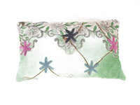 Suzani Kissenbezug 30x50 cm in Weiß und Mintgrün mit rosa und blauen Blumen, zentralem Stern und orientalischen Boho-Tragemustern
