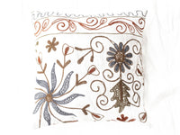 Suzani Kissenbezug 50x50 cm aus weißem Stoff mit Vintage-orientalischer Stickerei: Blumen und Tragegurt in Rostbraunocker und Dunkelblau.