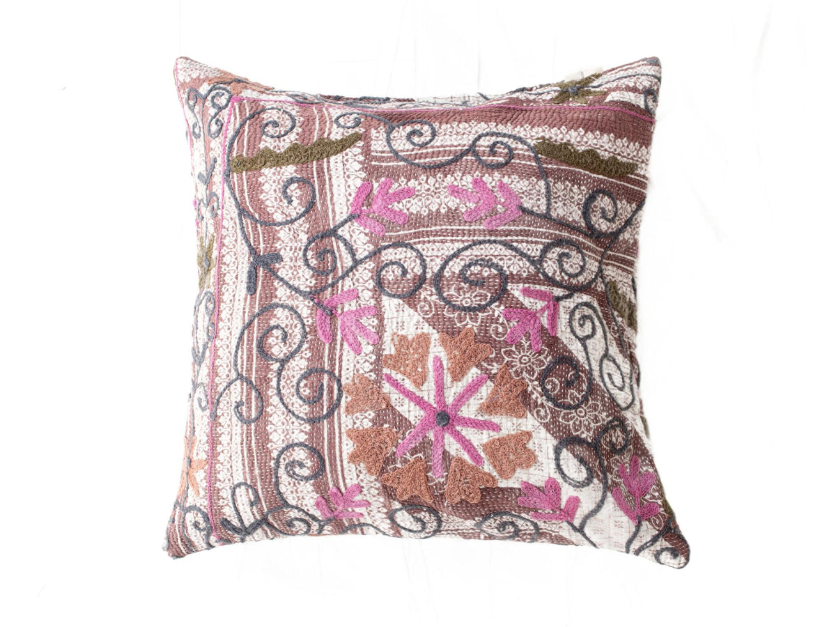 Suzani Kissenbezug 50x50 als farbenfrohes Boho-Kissen mit braun-weißem Textilmuster, Schlaufenornamenten in Dunkelblau und Rosa sowie Fransenrand
