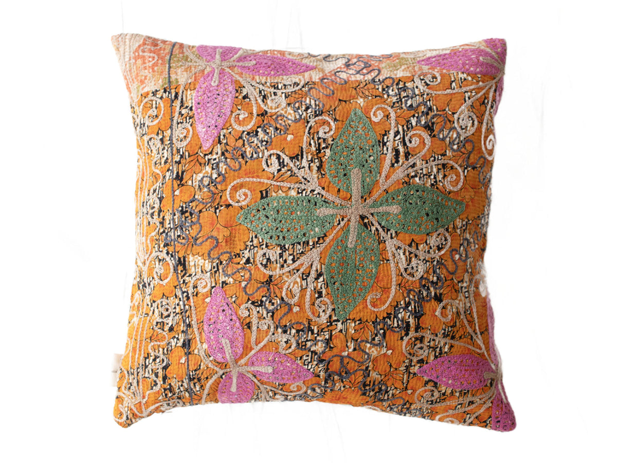 Einzigartiger Suzani-Kissenbezug als Sari-Kissen mit farbenfroher orientalischer Stickerei in Orange, Schwarz, Lila und Grün, Boho-Stil, 50x50 cm.