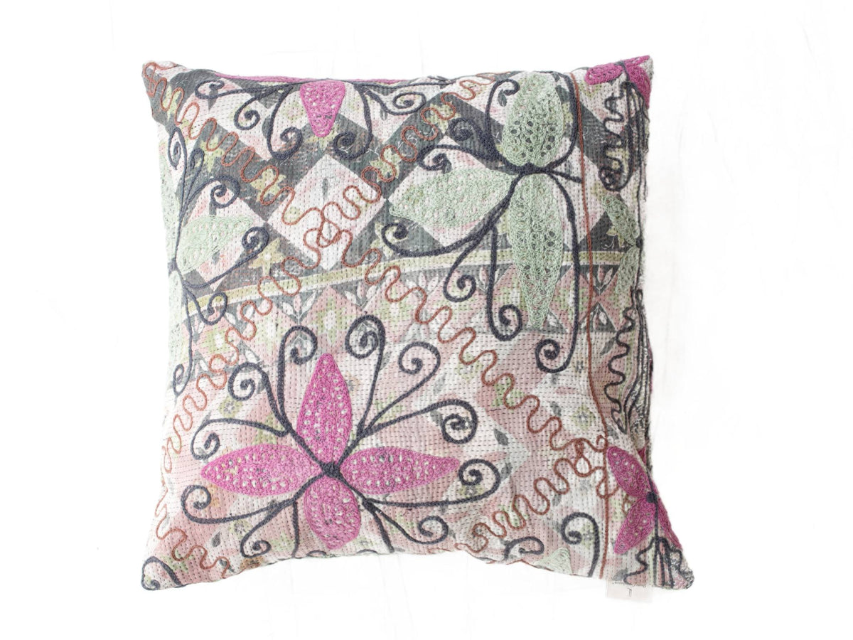 Einzigartiger Suzani-Kissenbezug 50x50 cm mit gesticktem Schmetterling in Creme, Rosa und Mintgrün mit dunkelblauen Umrissen, Boho-Vintage-Oriental-Stil.