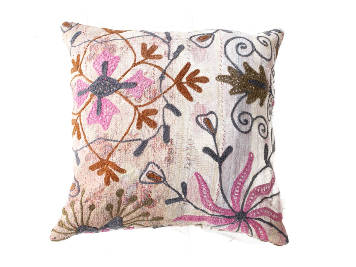 50x50 Suzani-Kissenbezug mit cremefarbenem Grundton und dunkelblauem Muster mit rosa und braunen Blumen für einen Boho-Vintage-Oriental-Ethno-Stil